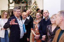 Куратор ведёт экскурсию